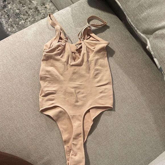 SKIMS SEAMLESS SCULPT THONG BODYSUIT - S/M - Picture 6 of 7